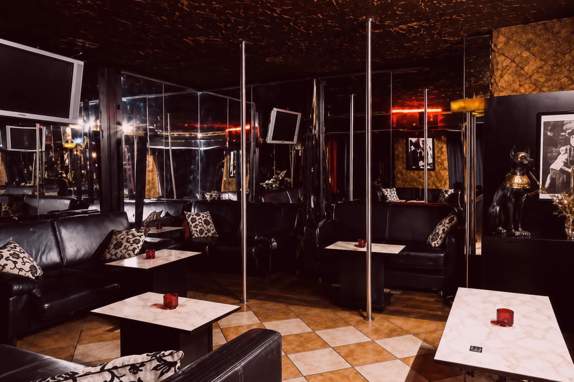 Red Rose Kerpen — Atmosphärisches Bar-Interieur